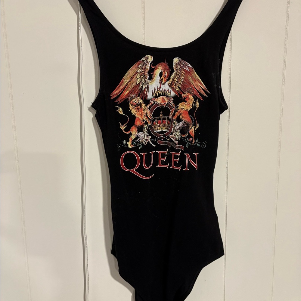 Que Black and Red Graphic Apparel